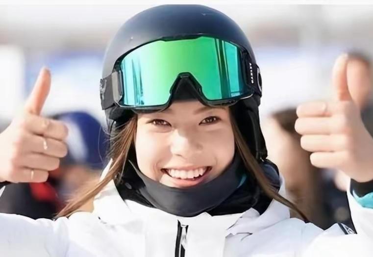 谷爱凌终于说出
藏在心底的委屈，
看得人既心疼又敬佩。仅仅因为选择代表中国参赛，