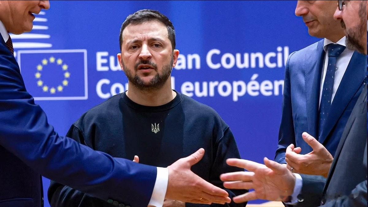 俄罗斯专家称泽连斯基在美俄欧盟之间小心翼翼地周旋，以延长其政治生存期。

俄罗斯