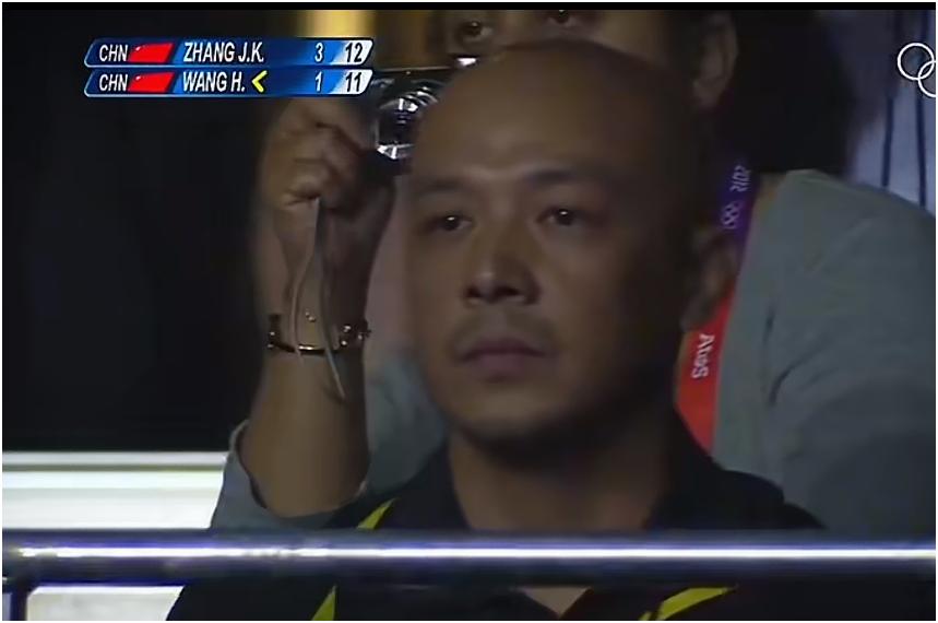下面两张图是时隔12年，奥运会张继科、樊振东夺冠瞬间，肖战教练的反应。
图一是2