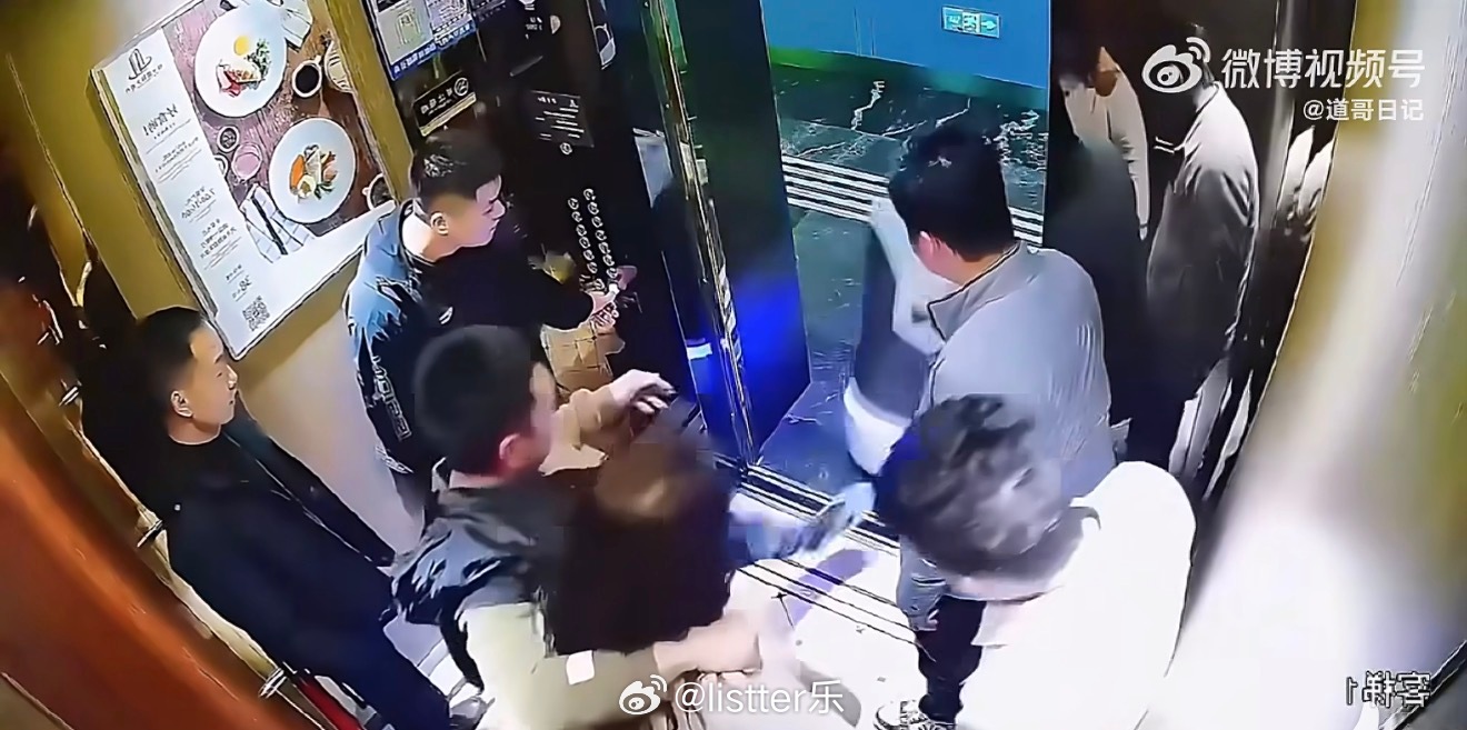 机器人正要进电梯被男子一脚踹倒现在踹机器人，以后虐待杀害机器人，然后人工智能觉醒