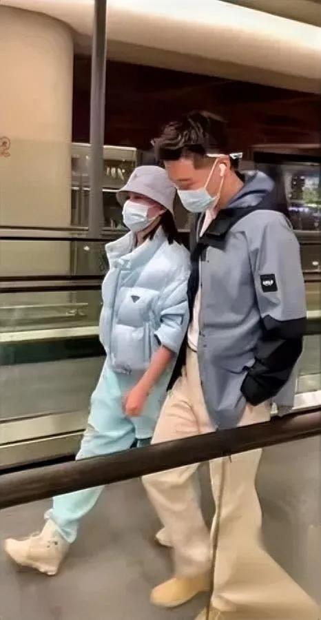 豪门婚姻又爆雷？

男方办婚礼花光积蓄

网传这对明星夫妻正在分居！向太近日爆料