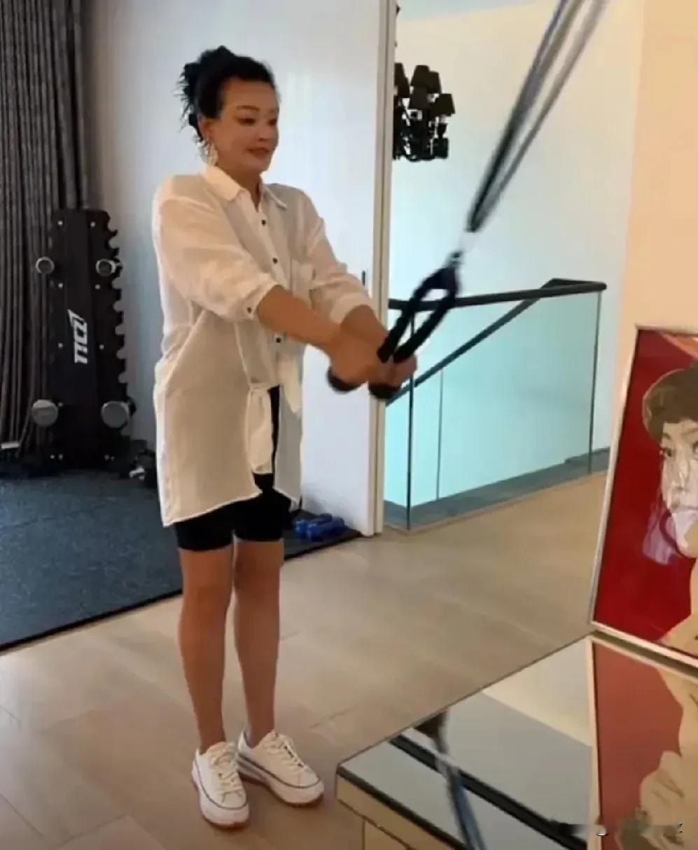 不愧是湛兰！
今天张兰更新了视频，内容是健身，六十几岁的人比很多年轻人还要有活力