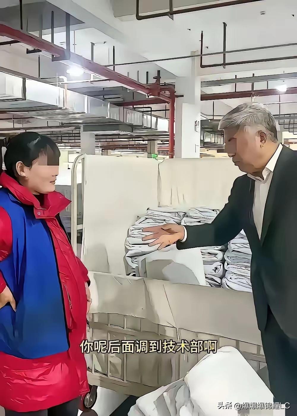 安徽宣城的一家工厂车间里，有个挺着大肚子的女工正弯着腰搬箱子。肚子都快贴到纸箱上