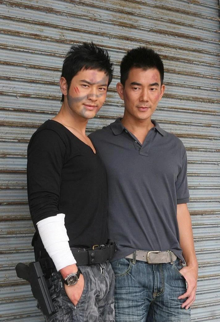 多年前，黄晓明和任贤齐同框，黄晓明的表情，为什么看起来有些不自然？好像努力在扮演