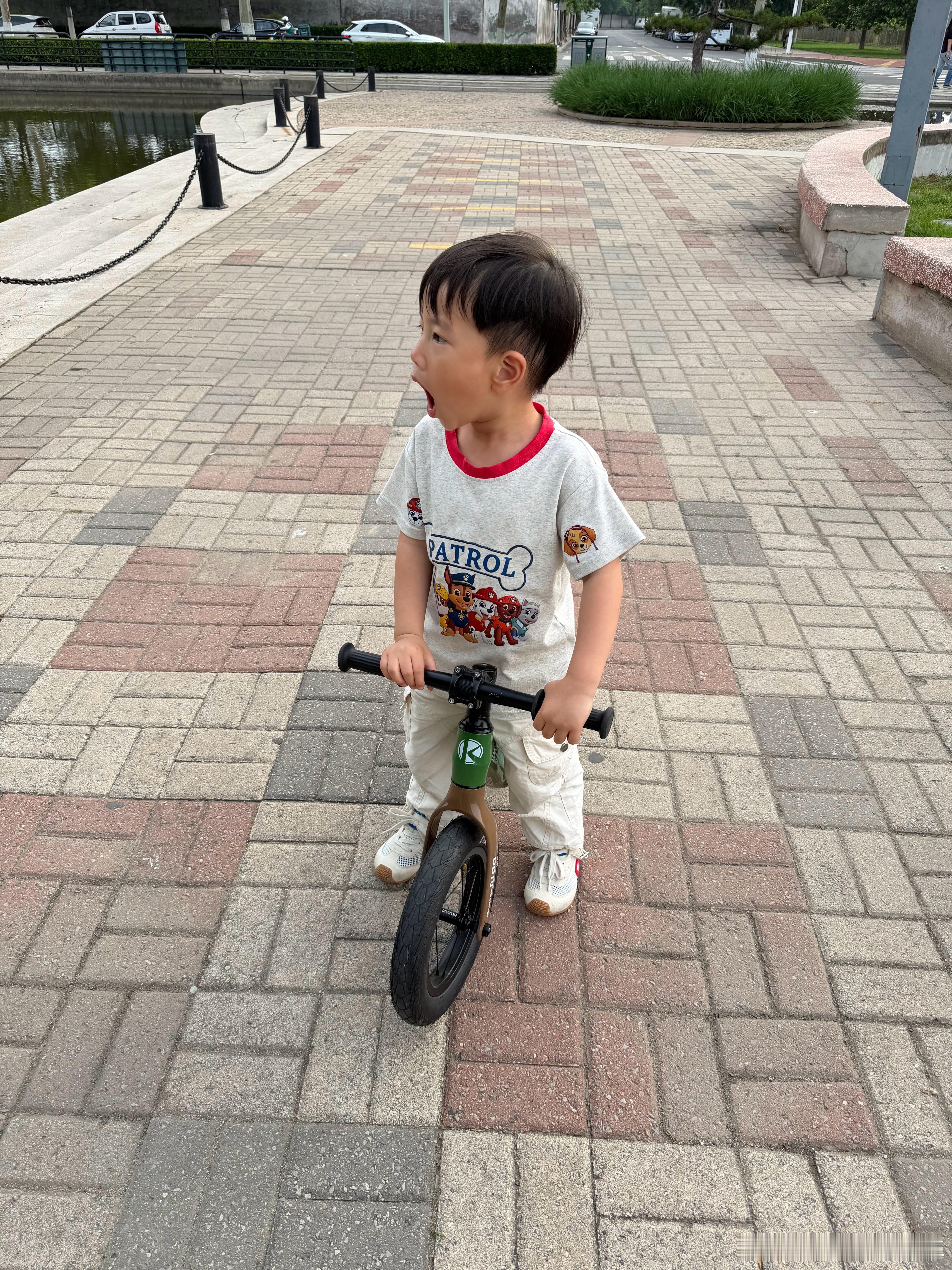 橙子放学被我带去公园骑车玩了快2小时偶遇遛狗狗的小姐姐橙子先主动靠近 展示钓鱼技