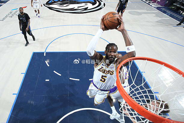 艾顿在上半场的表现确实是一塌糊涂，但是到了下半场，他投篮5中5，以100%的命中