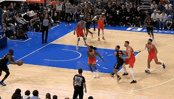 好家伙！库明加蹭一下就上天了！
在今天NBA常规赛勇士对阵雷霆的第三节比赛中，库