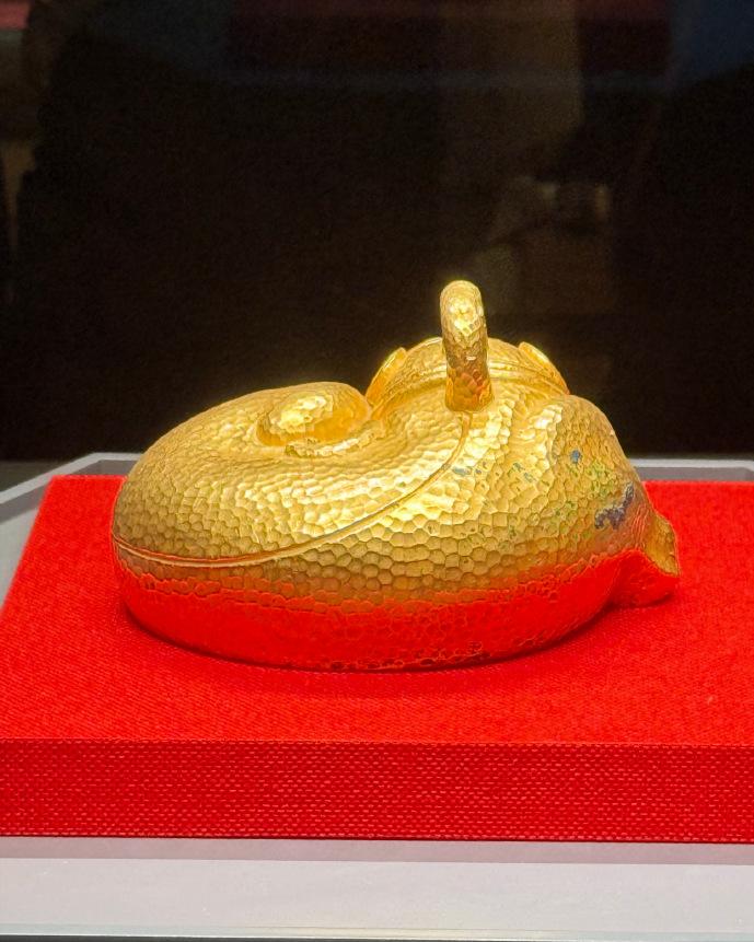 南京博物院的这件金兽非常珍贵，但现在竟然掉漆了，有人怀疑展出的会不会是仿制品。可