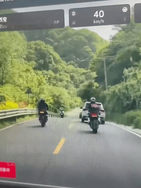 宝马摩托车秦岭逆行撞摩托车致1死长安交管大队认定杨某某负事故全部责任。事故认定书