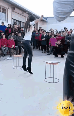 美女厉害了，这皮裤是不是更厉害啊。