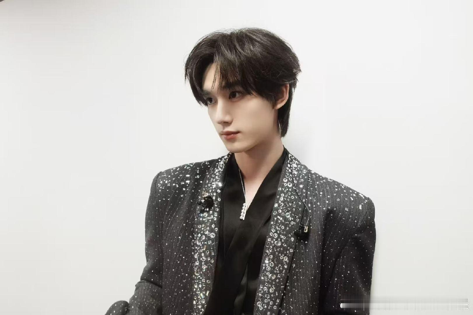 丁程鑫下了个小班班班班班 丁程鑫下了个小班 每一次“下了个小班”的背后，都是为了