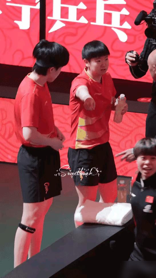 哈哈，孙颖莎霸气指导起了肖战！
莎头上台前， 莎莎指着一个位置， 似乎在说， 