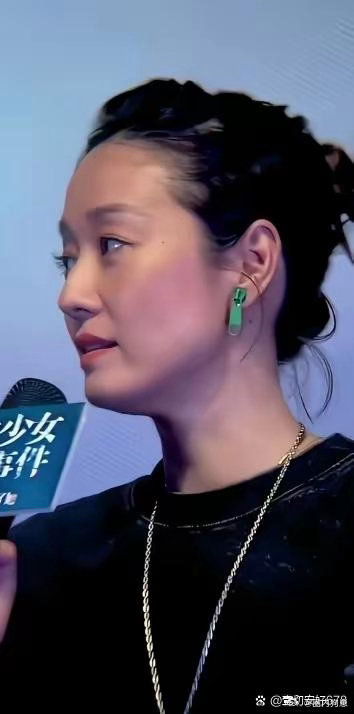 岁月不饶人，马伊琍也有了岁月痕迹，不过她大女儿都快20岁，这个年纪的状态很真实，