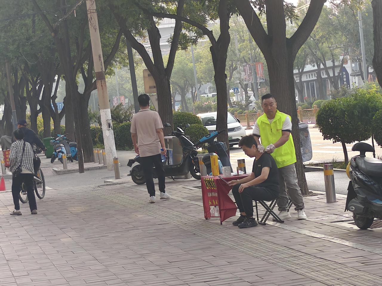 您瞧，在运城盐湖红旗东街，也就是离西花园不久，一位男子支个摊，专治颈腰椎痛。今早