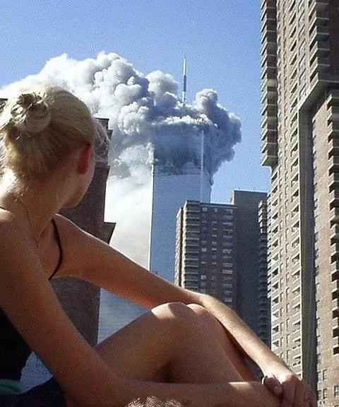 2001年9月11日，在纽约的一座公寓里，澳大利亚模特贾基目睹了这一切。

当时