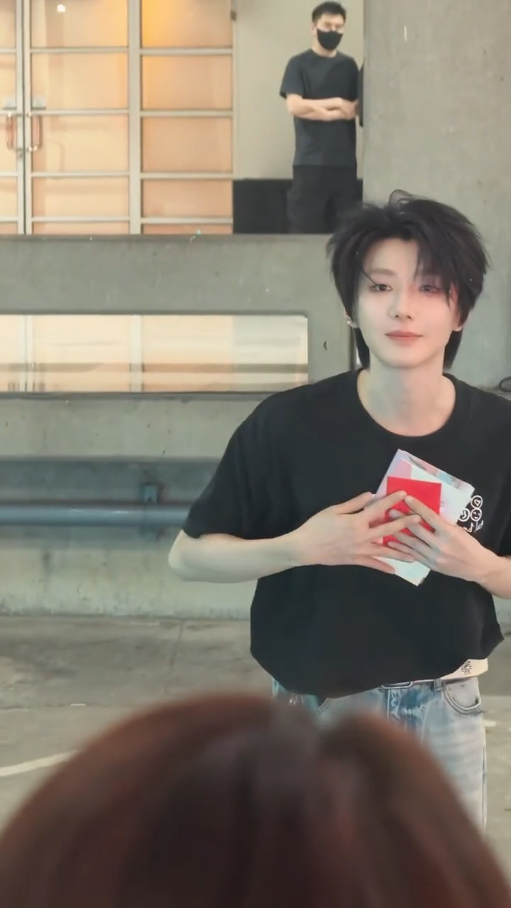 郝熠然把粉丝掉在地上的信捡起来收好把粉丝满心的告白与爱意妥帖收好双向奔赴的温柔 