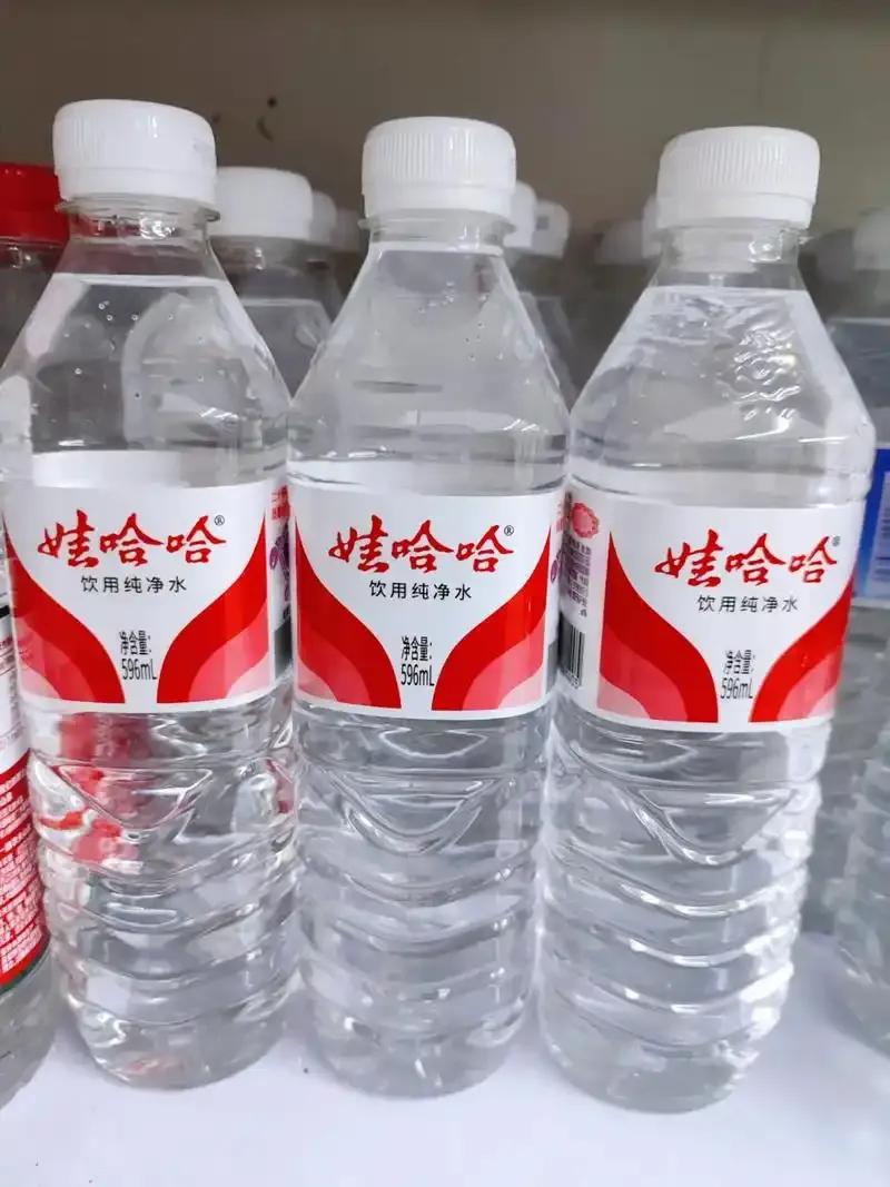 如果你在街上看到一瓶标价2块钱的矿泉水，随手买来解渴很正常。可如果它突然降价跌到