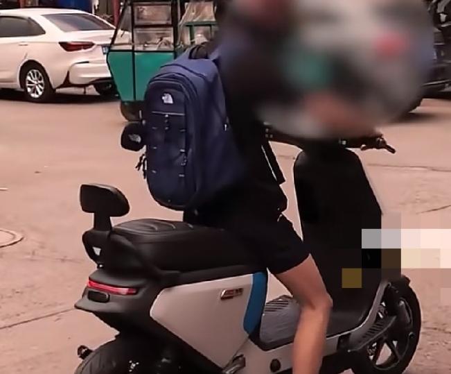河北张家口，一男子买电动车要求试车，将手机留在电动车店里充电，谁知男子下一秒就将