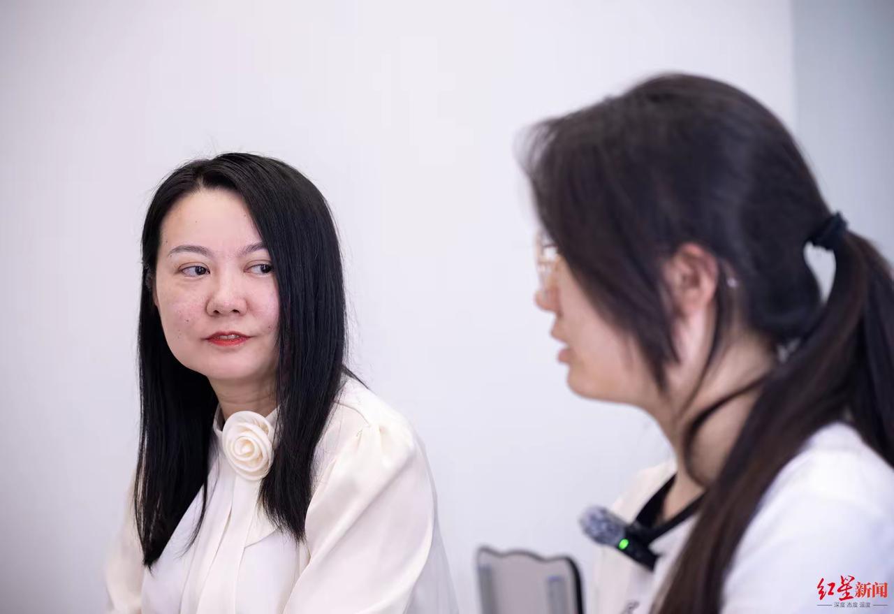 这位41岁的成都妈妈何欣桐教育女儿的方式感动了众人，2024年，何欣桐的女儿安娜