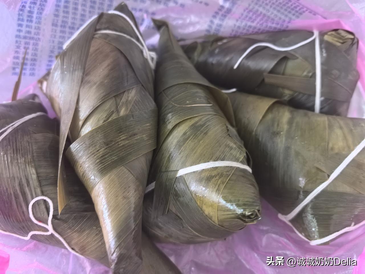 端午节临近，今天有亲戚去养老院看望我家老太太。
亲戚带去了自己包的赤豆粽和白米粽