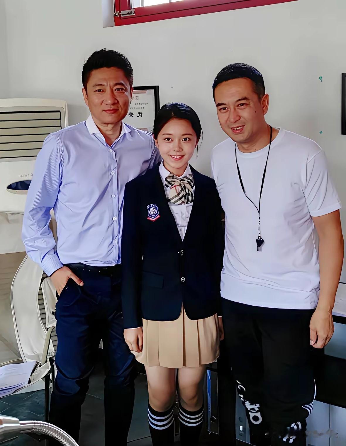 这三位明星演员，你能认识张嘉译就不错了，另外两位好多人都不认得呀。[灵光一闪][