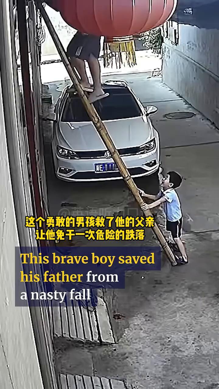 英语听力三语训练。
这个勇敢的男孩救了他的父亲，让他免于一次危险的跌落。当时男子