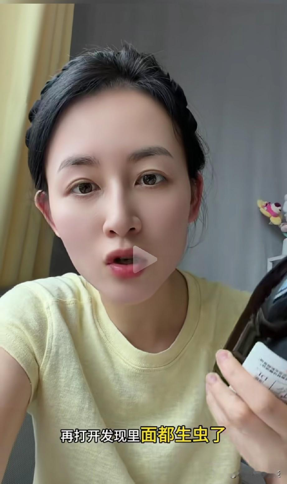 有人说胖东来的酱油不能吃，因为它打开以后不能放，容易生虫。但是你仔细观察，它既有