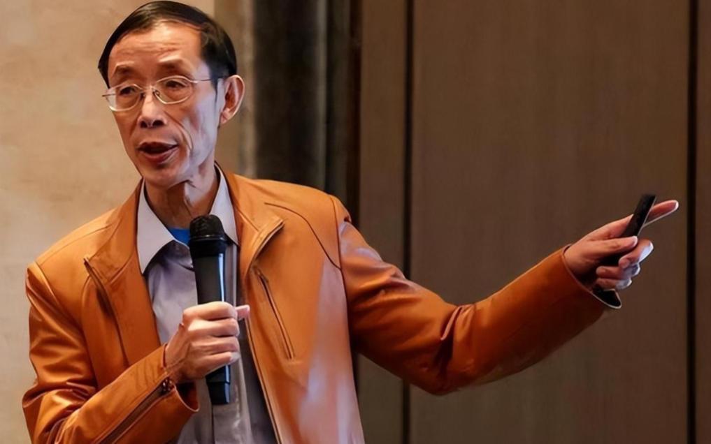 “北大教授”陈平，靠批判美国，狂赚数亿，晚年却奔赴美国，住上豪宅，女儿更是嫁给白