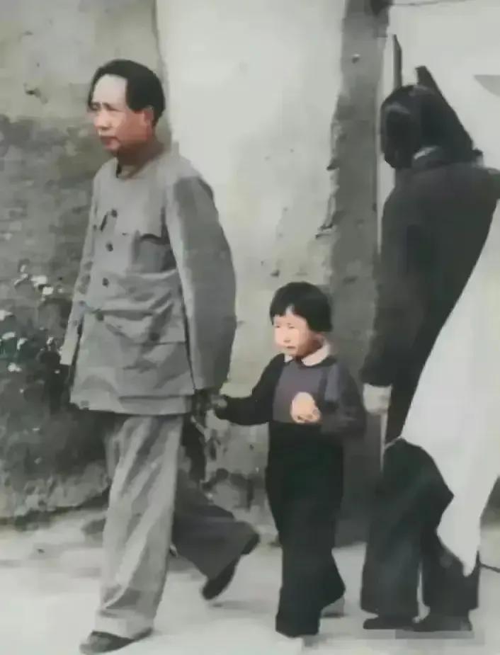 🙏请停留几秒，为伟人点个赞送朵花💐
《毛主席亲情美好》
在延安的岁月里，
毛
