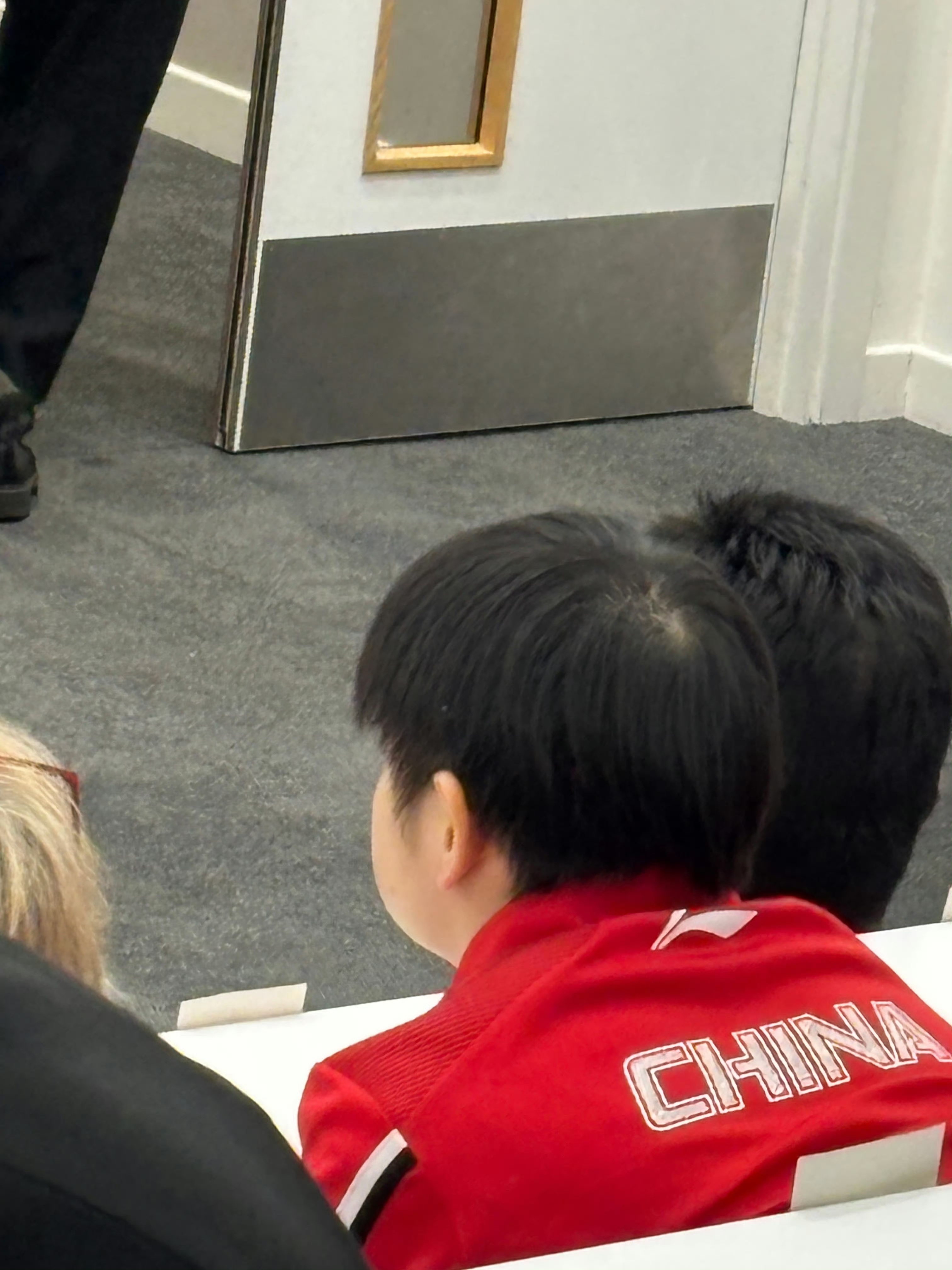 刚才看到一个小孩趴在凳子上脸颊肉直接幻视包崽