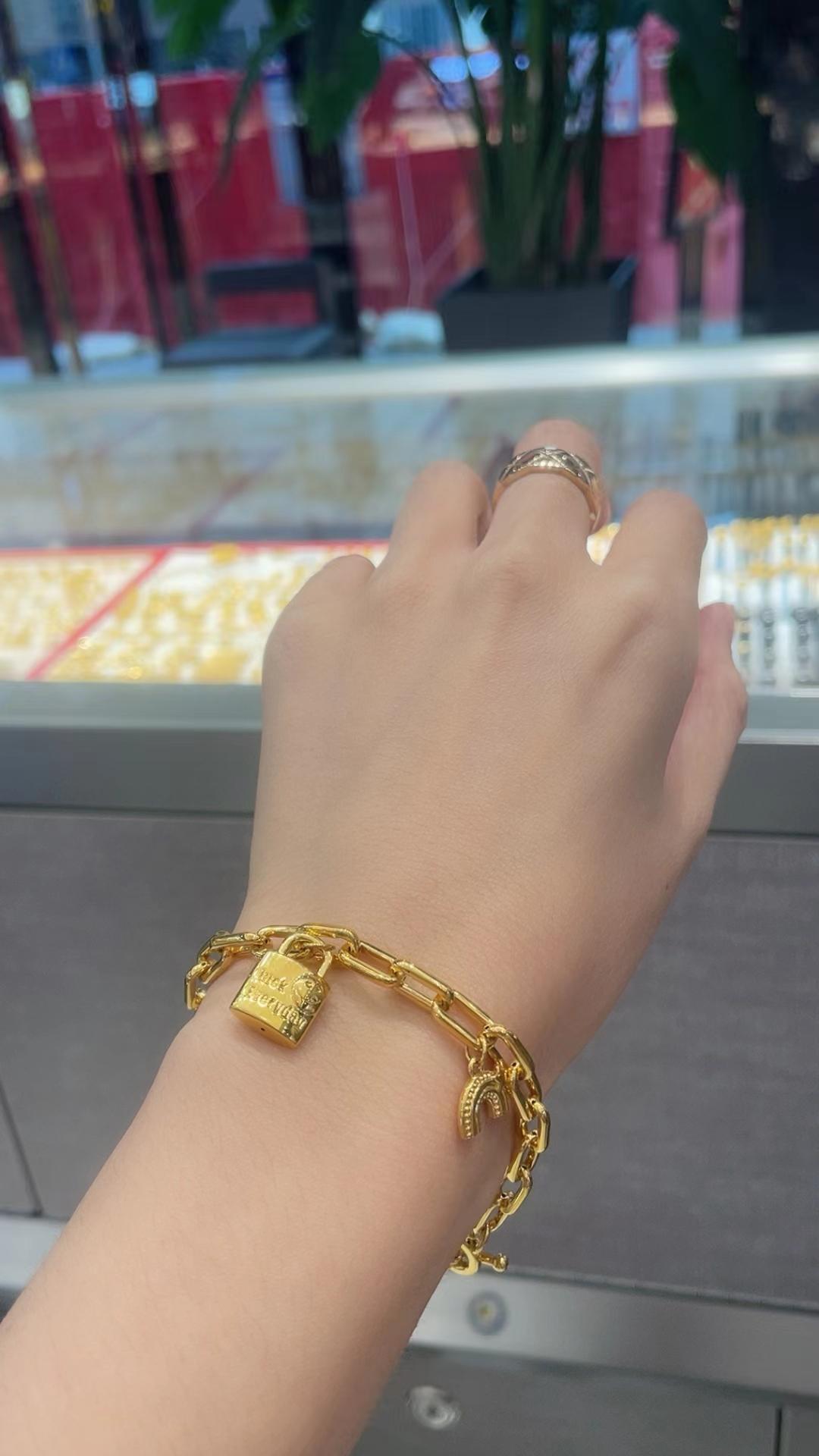 但他之前买的黄金，赚了20来万，
那这么算起来除去鞋子的亏损10来万，黄金躺着赚