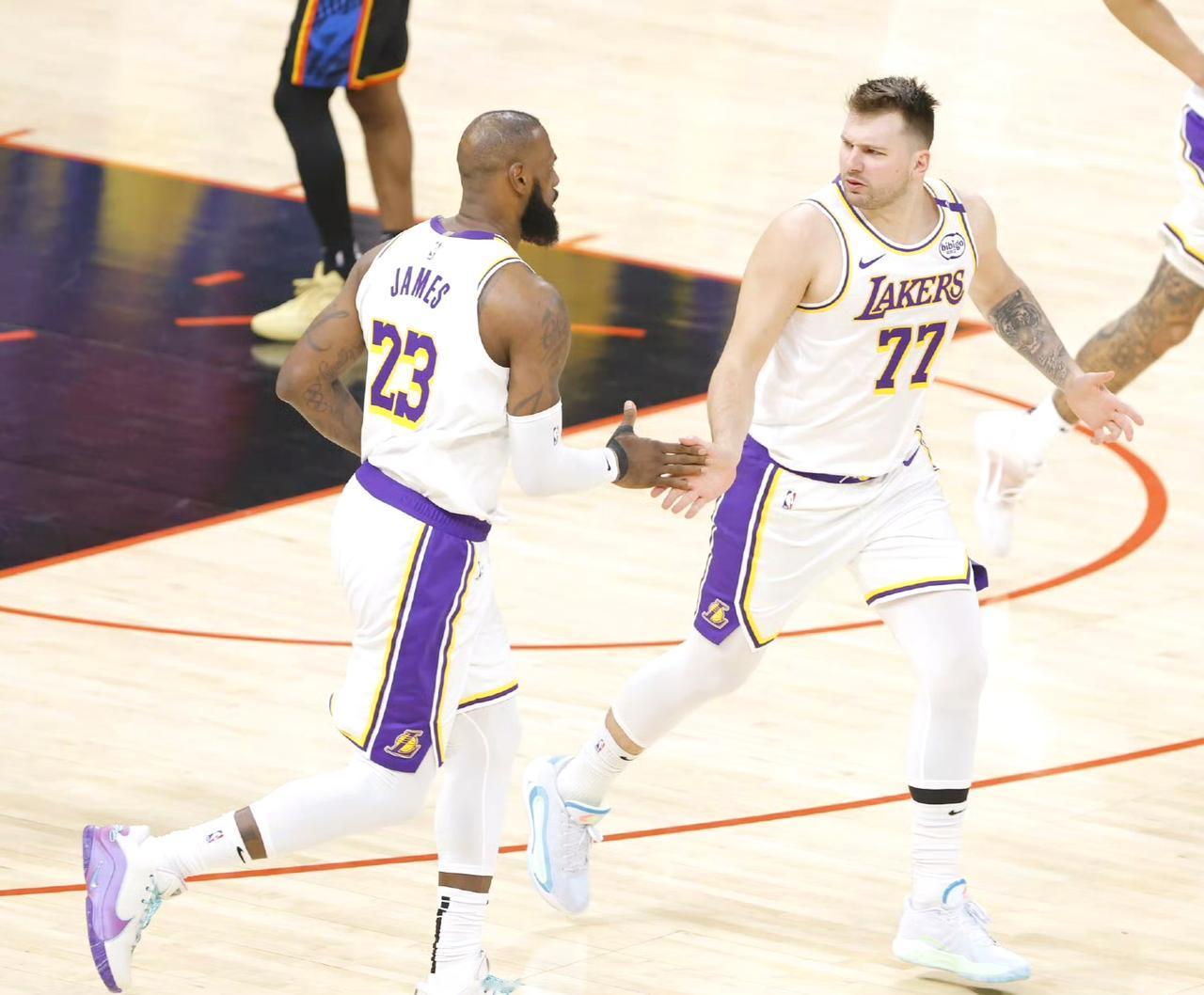 和卫冕冠军一战，湖人才知道他们有多么需要詹姆斯

东契奇和里夫斯都被雷霆的外线球