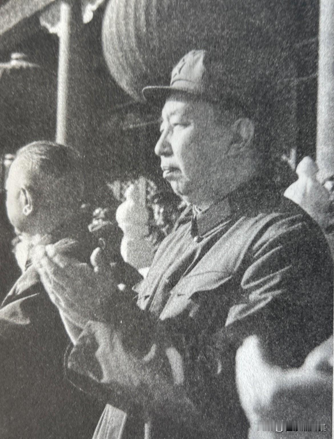 1976年10月24日，华国锋同志在天安门城楼上与首都人民共同欢庆“十月”胜利的
