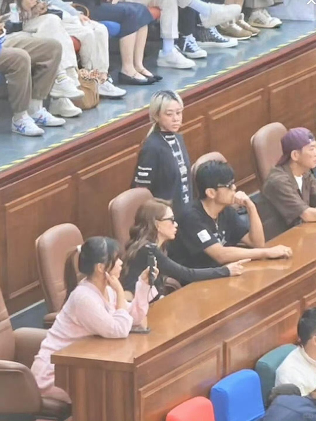 周杰伦和昆凌一起去看上海大师赛了[拜托]真夫妻就是最好磕的！周杰伦昆凌一起去看上