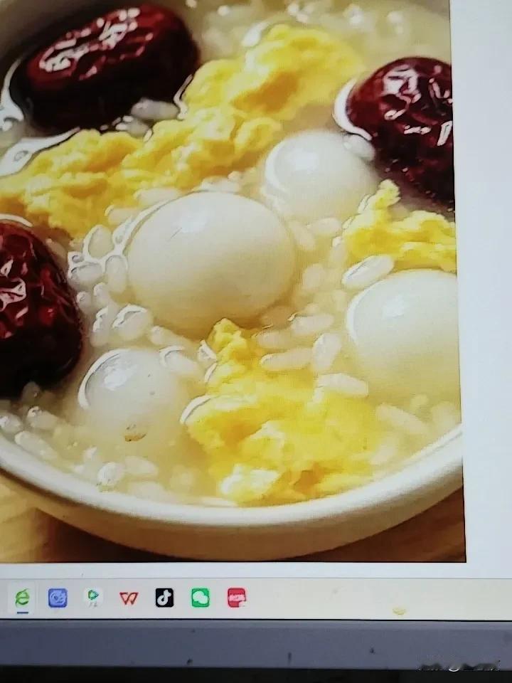 早餐来一碗红枣鸡蛋酒酿丸子，简直是人间美味！这道美食由红枣、鸡蛋、酒酿和糯米丸子