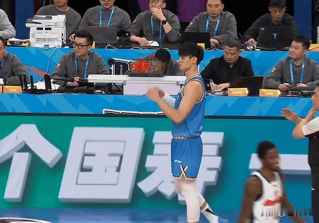 CBA京粤对决半场回顾：曾凡博13分+萨姆纳23分独撑，北京57-29碾压广东