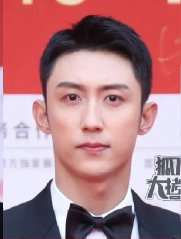 终于有人也这么觉得了！！！！！黄景瑜是我理想型但是我总是会幻视胡英俊~ 