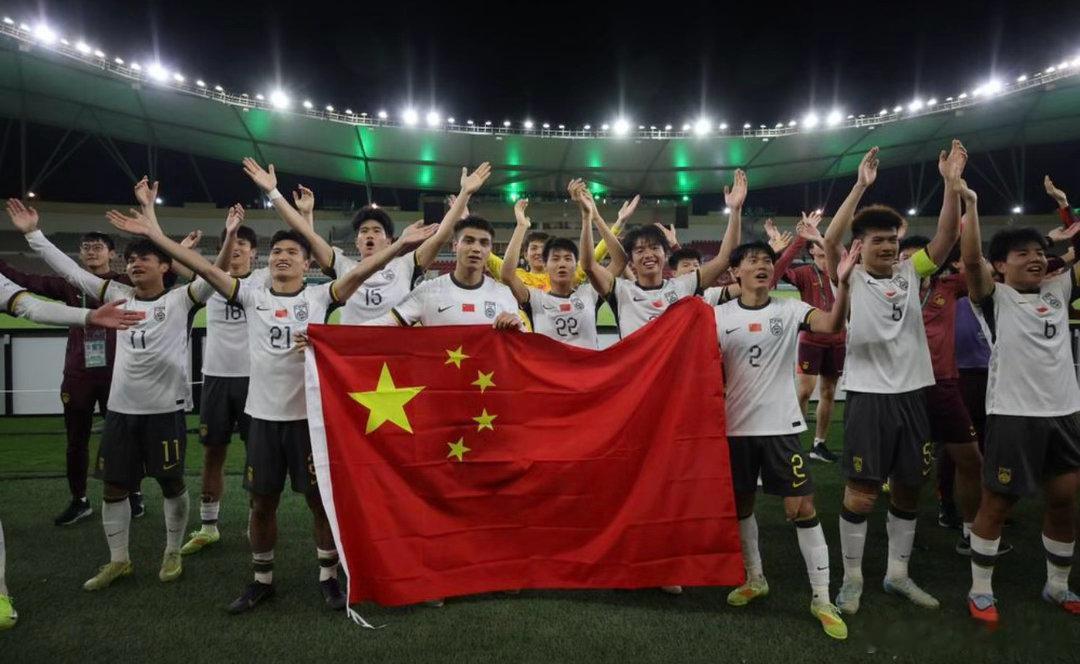 这块铜牌，中国足球等了28年！2比2战平乌兹别克斯坦，点球大战李昊两次扑点，中国