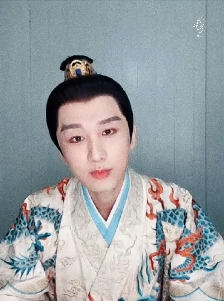 嘲成毅直播造型？？？就觉得，只要《天地剑心》好看，主角披个麻袋都是被允许的！[哈