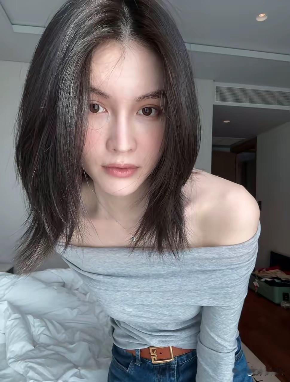 何穗素颜简直美到炸裂！难怪能俘获黄金单身汉陈伟霆的心。她的皮肤极为优越，肤如凝脂