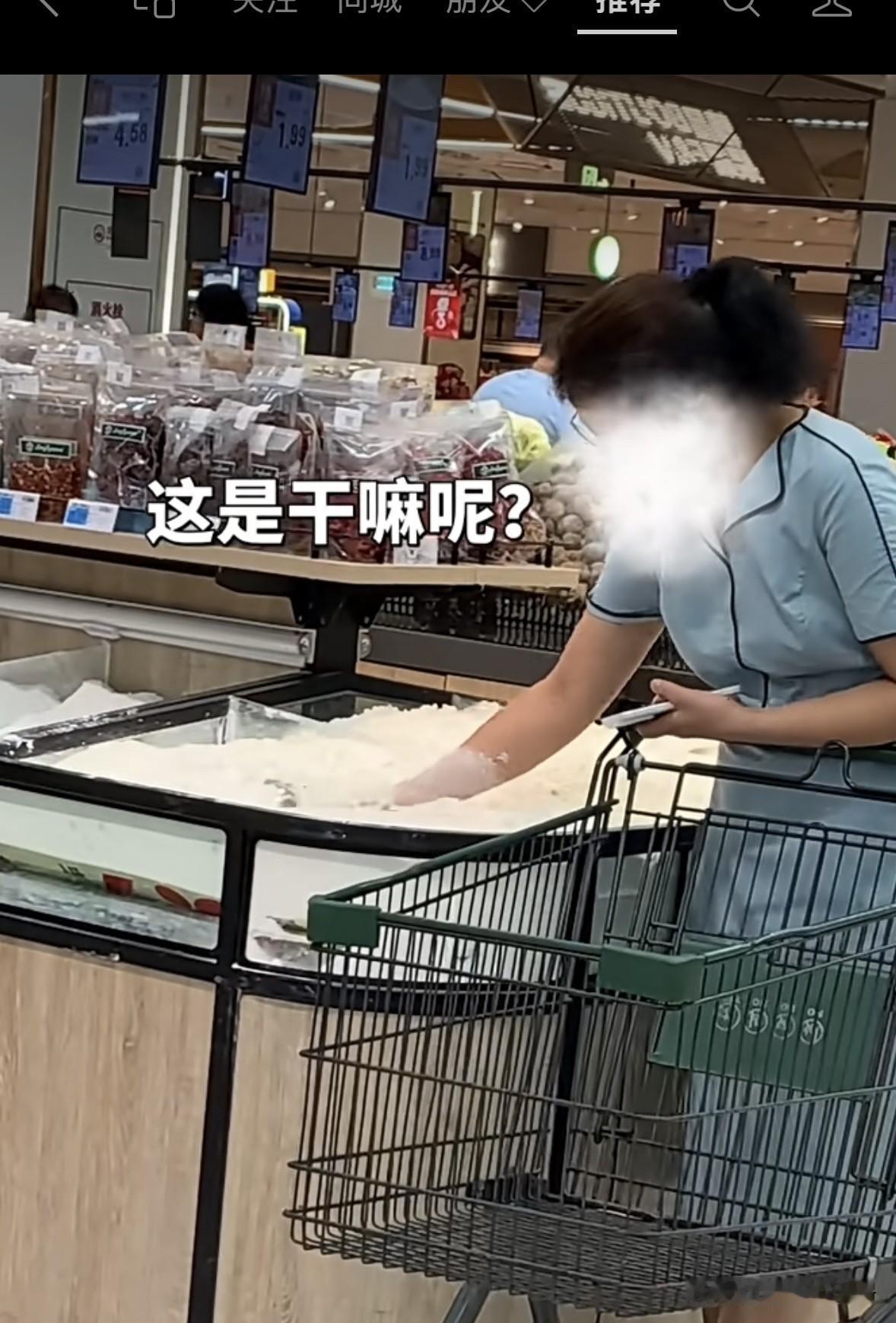 超市里的散装面粉还敢买？？？
一女子在超市购物时竟然直接将手塞进摆放的散装面粉里