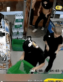 4青年蒙面洗劫超市无视警告看这四个小青年，自以为蒙着个脑袋别人看不清，作案时还嘻