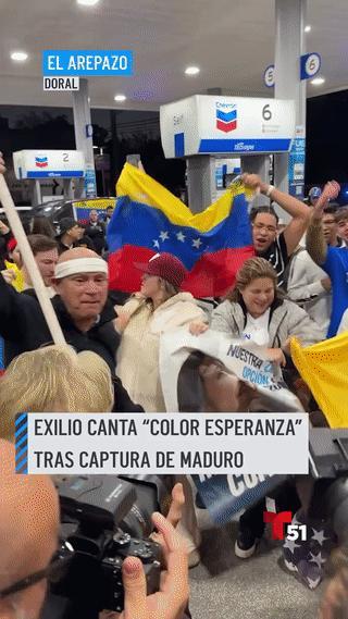 委内瑞拉反对派支持者在街头庆祝前总统:马杜罗，被美军成功抓捕。
他们呼吁让一名女