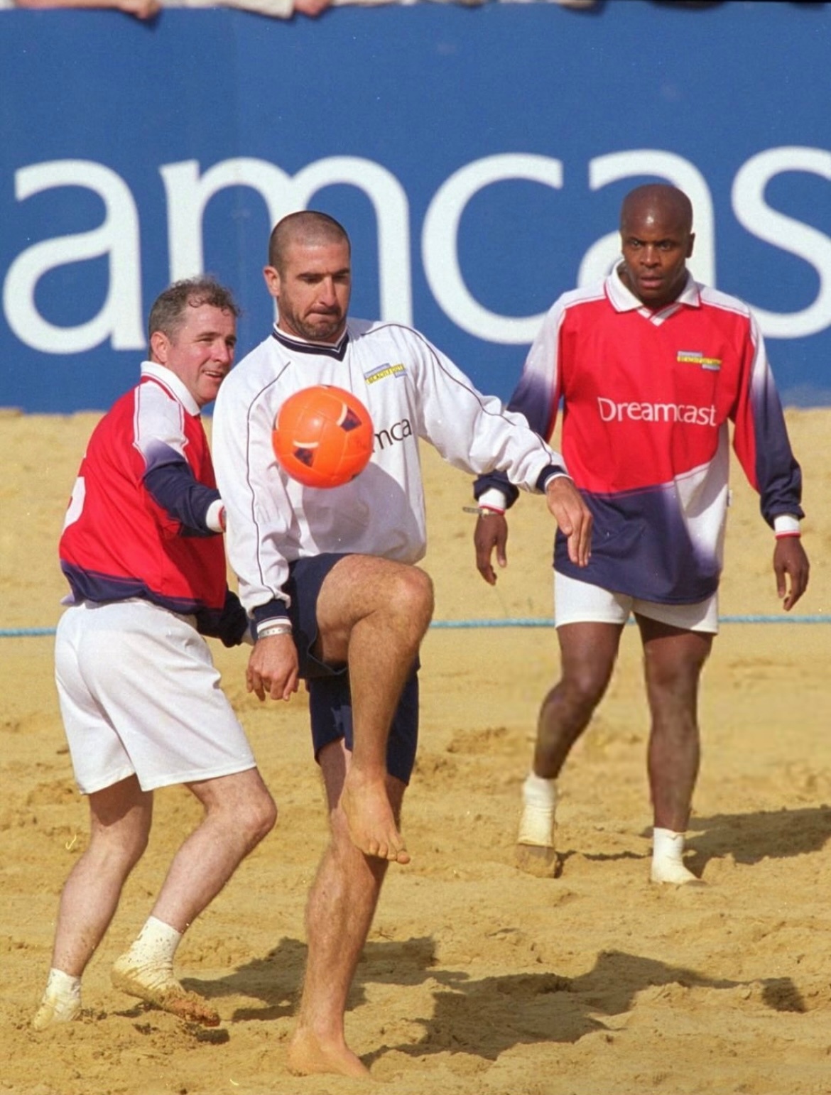 2000年7月，在伦敦踢沙滩足球的坎通纳。图中另外两位也是曾经效力曼联的球员。
