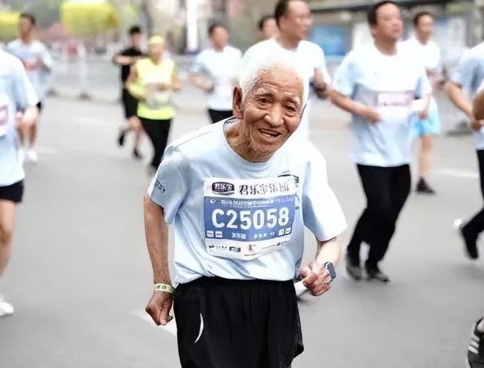 医生直言：过了65岁，身体再好也别碰5种运动，后果怕你承受不起

过了65岁，身