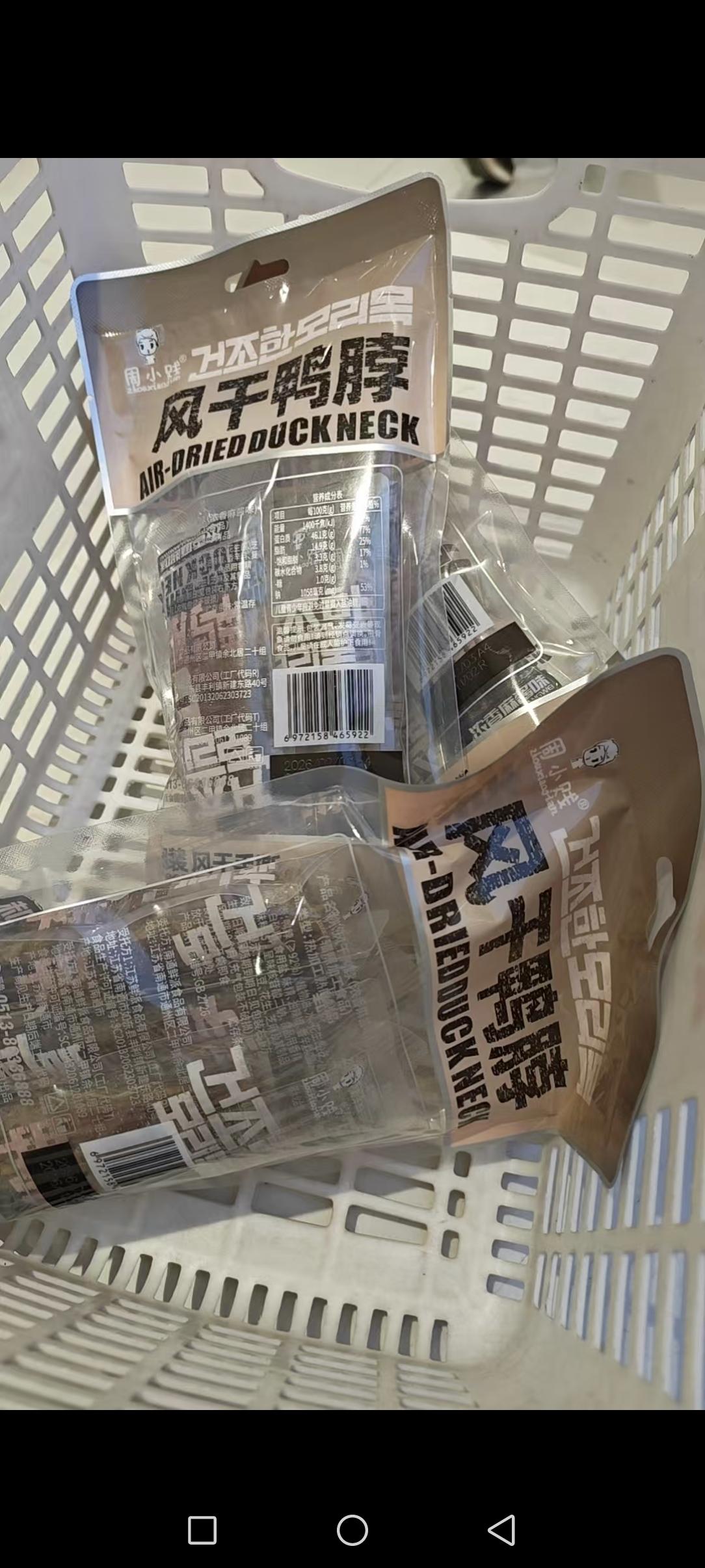 今天下班路过游泳馆，看到这附近又一家新零食店快要开业了，货架都已经摆好了，工作人