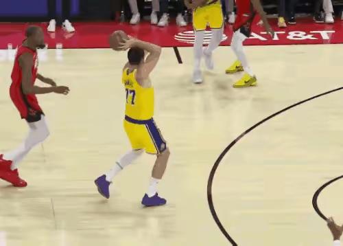 联盟第一人的影响力就是大！ 东契奇才一起和詹姆斯打了一年多球，其五步上篮的绝技就