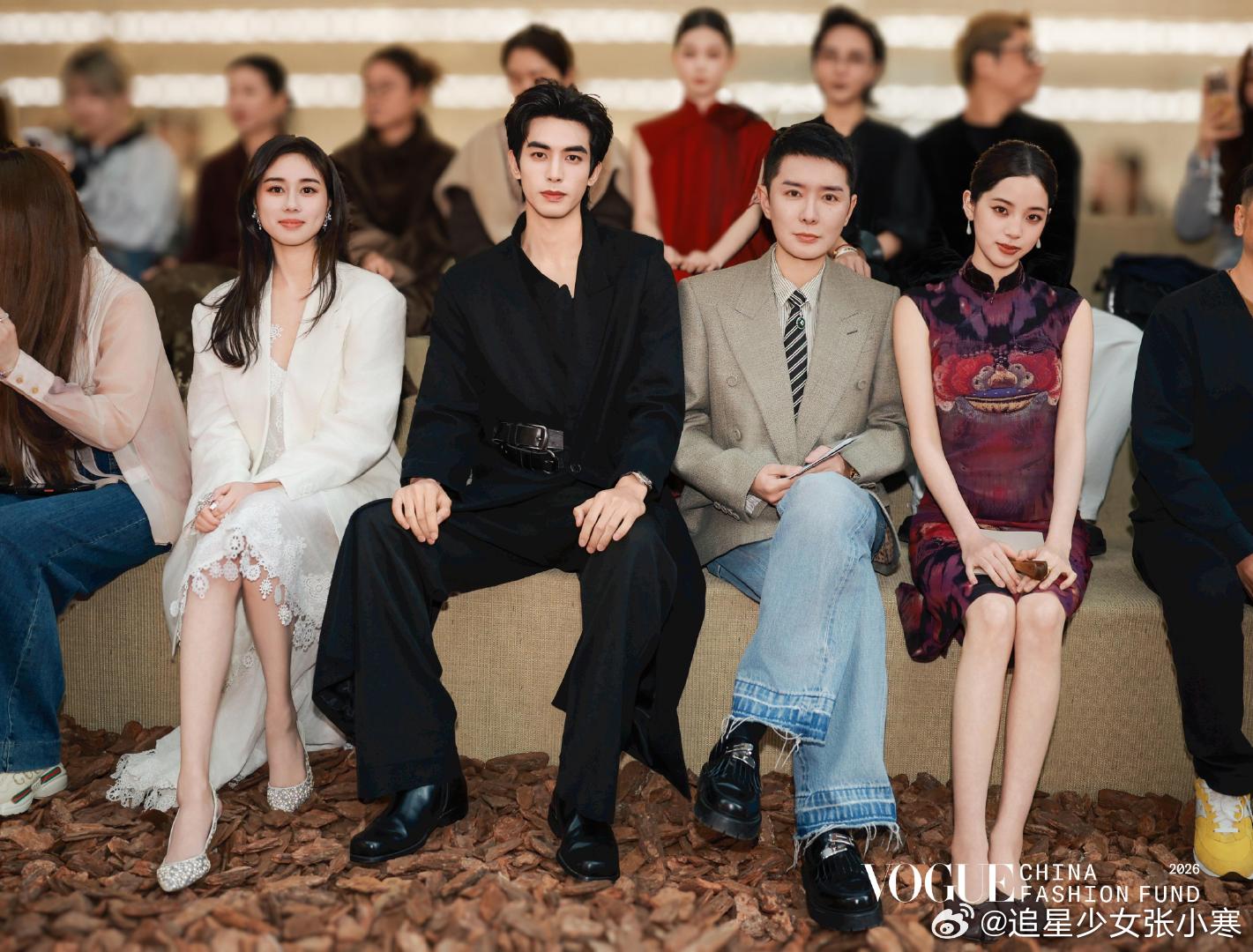 宋威龙欧阳娜娜何超欣刘冲合照宋威龙欧阳娜娜何超欣刘冲合影 宋威龙欧阳娜娜何超欣刘