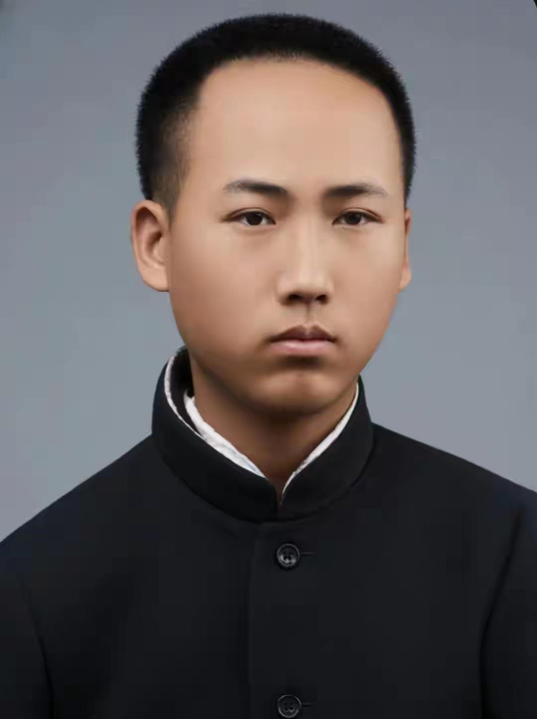 1910年秋，湖南湘乡县立东山高等小学堂，来了个特别的新生，他穿着土布衣、蹬着草