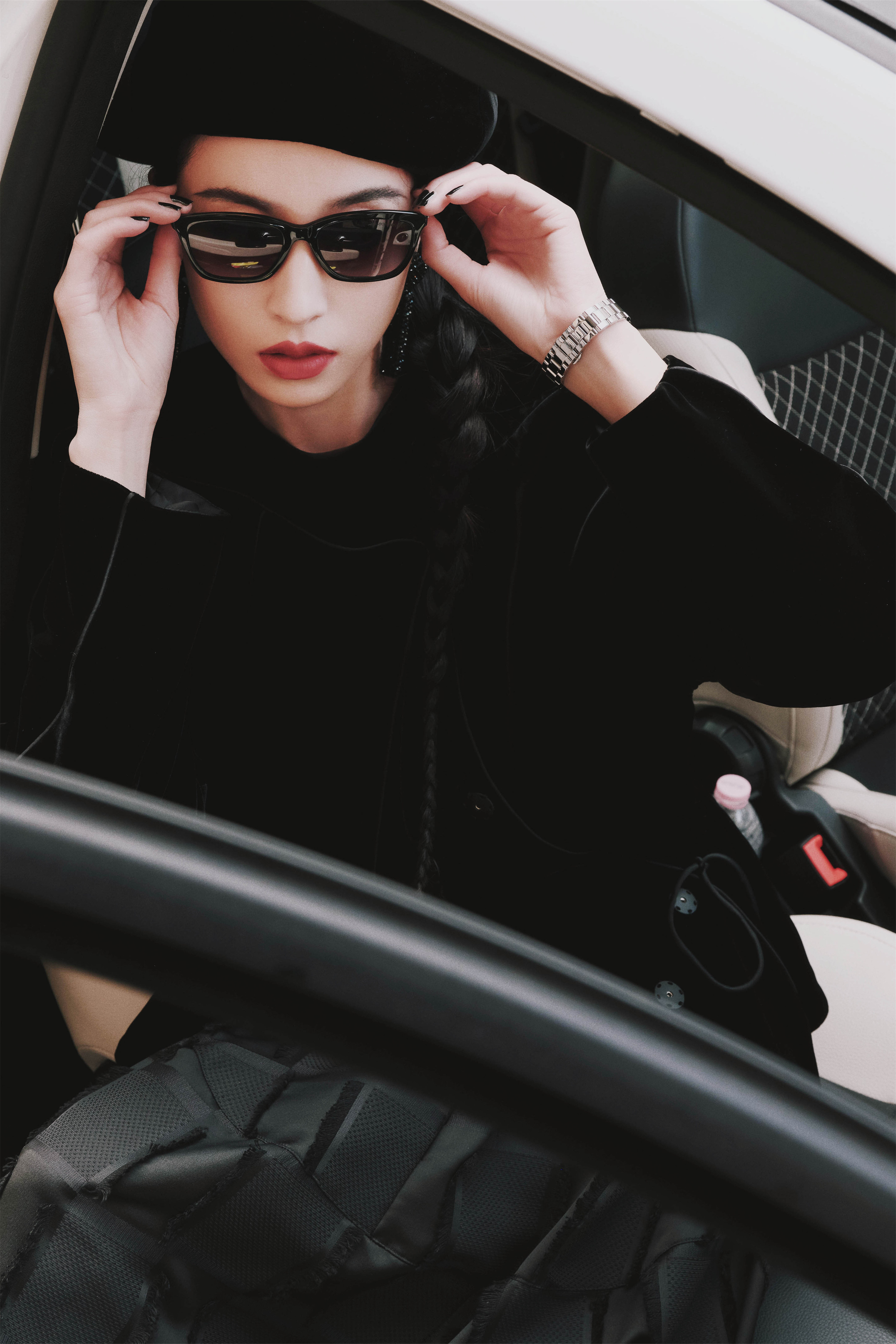 周雨彤时装周酷黑大片：解锁先锋姿态，感受时尚魅力 